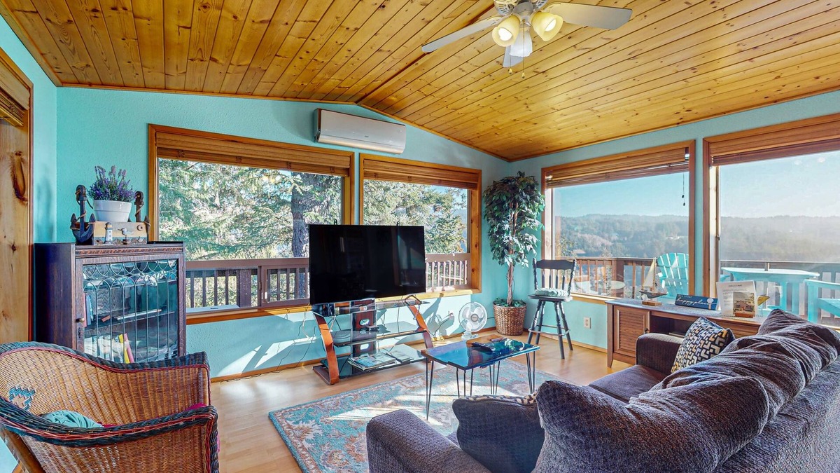 Brookings Cabin | Ocean/mountain view home in Boardman Scenic Corridor with great deck