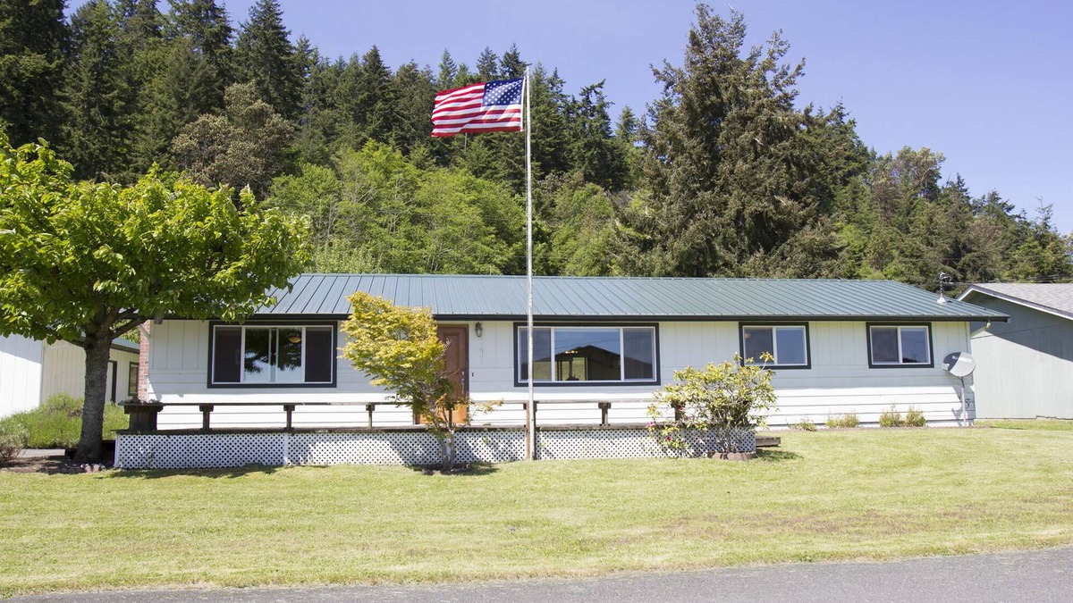 Coupeville House | Ocean & Mountain views, Large Open Floor-plan, Family, Kid, and Pet friendly