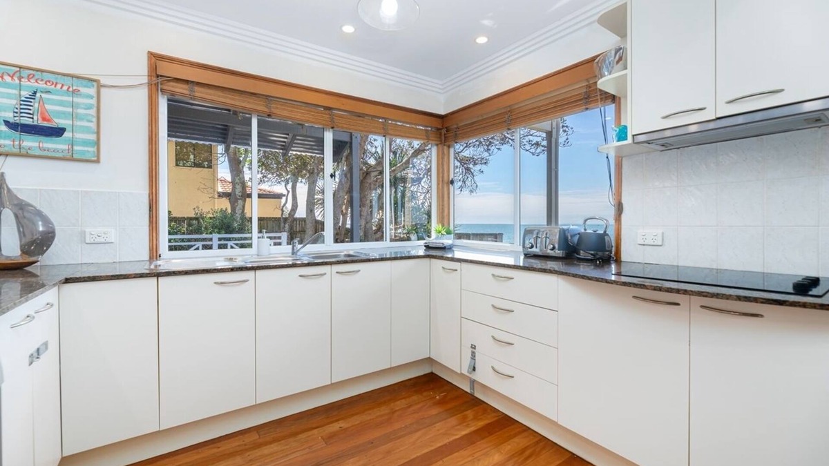 Beachmere House | Ocean Pearl - 3 Bedroom, Beachfront property!