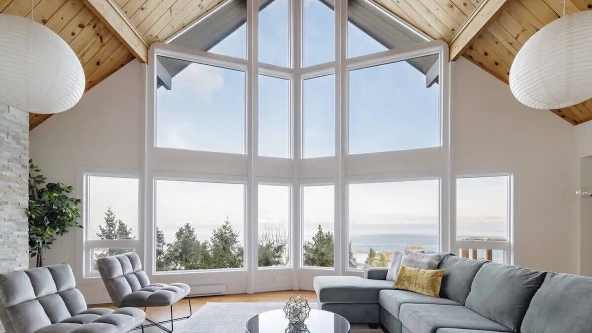 Regional District of Nanaimo House | Ocean's Embrace Suite