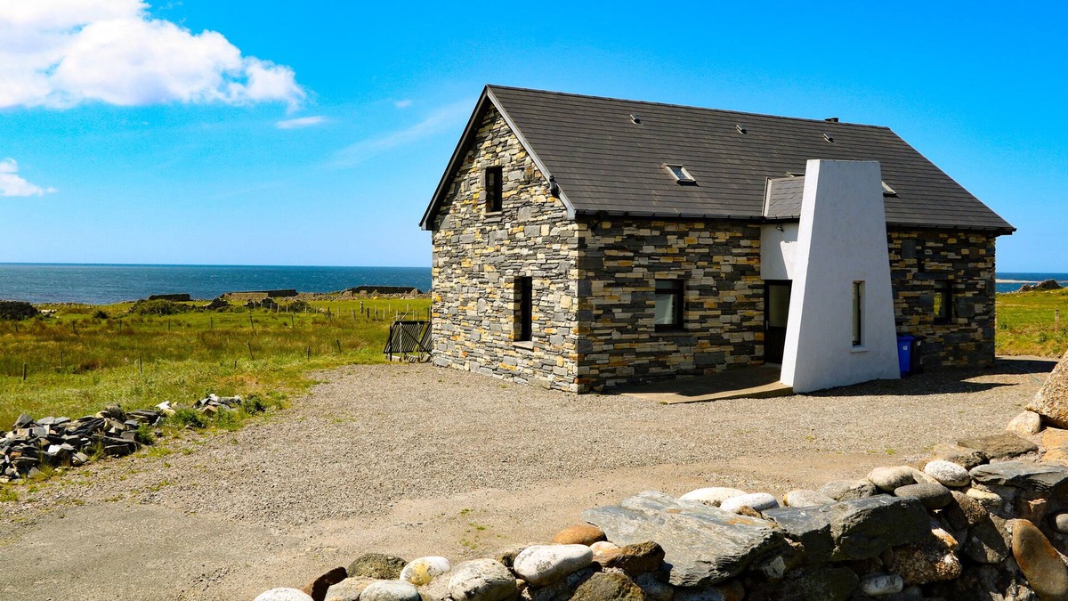 Maghery Cottage | OCEAN SAIL HOUSE, pet friendly in Dungloe, County Donegal