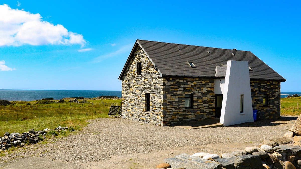 Maghery Cottage | OCEAN SAIL HOUSE, pet friendly in Dungloe, County Donegal