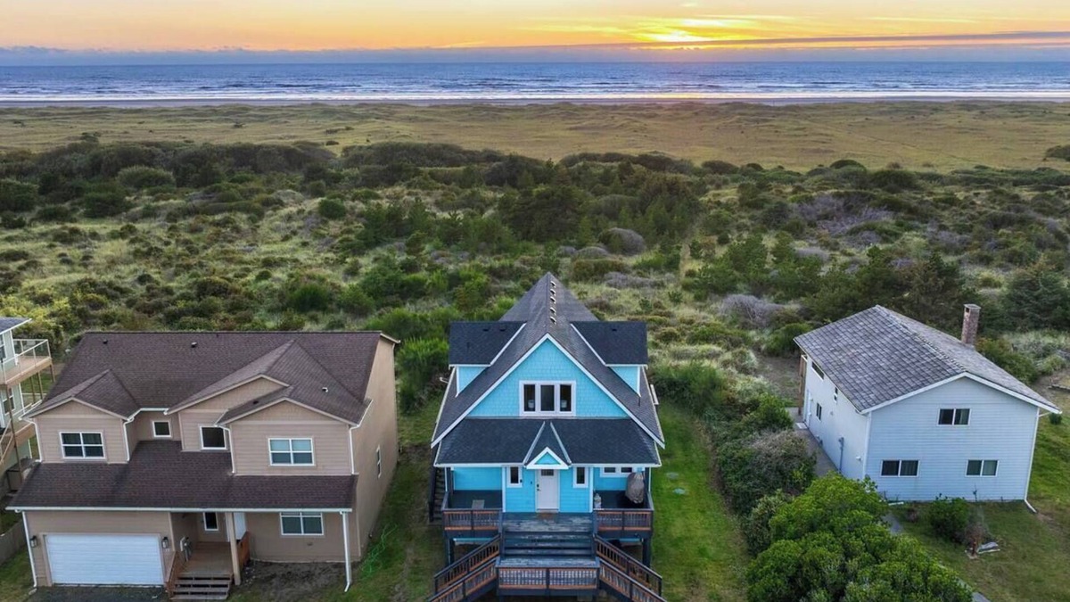 Copalis Beach House | "Ocean Shore Desire" Beach Getaway! Beach/HotTub/Gameroom/Sleeps 10