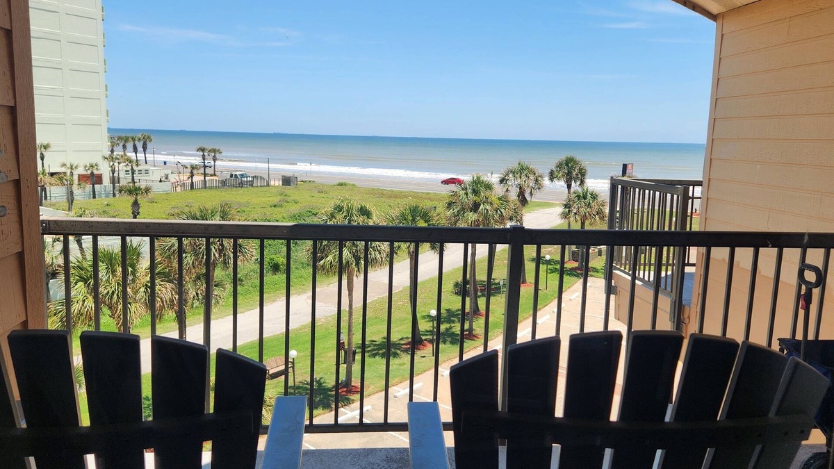 Galveston Condo | Ocean Sunrise Pet friendly, In-house laundry Pools