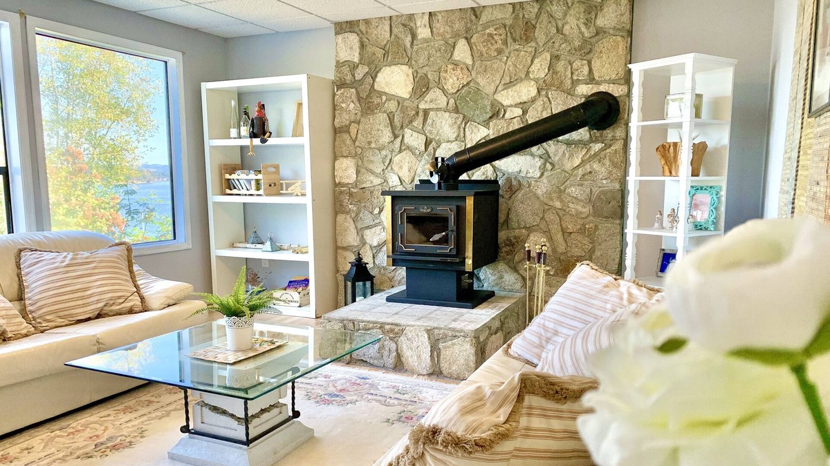 North Saanich House | Ocean view. 2 bedrooms & pets-friendly.
