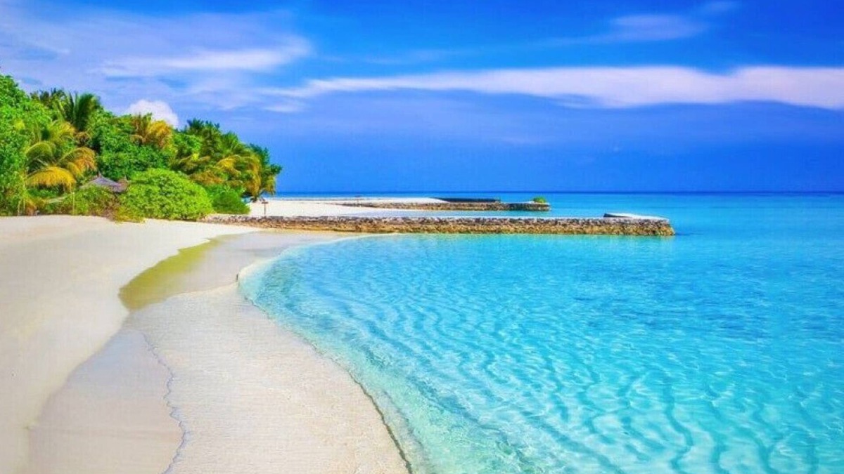 Discovery Bay Villa | Ocean View 2-bedroom villa with AC, WiFi in Discovery Bay Beach/Pool Access