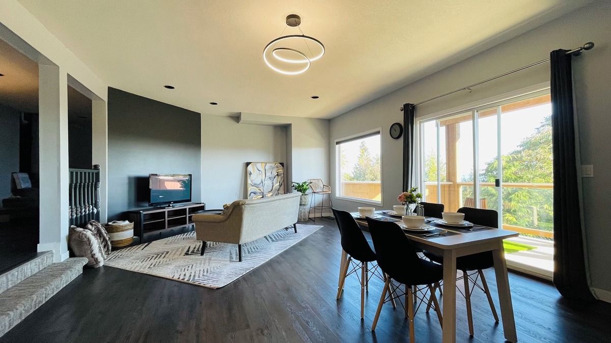 Cordova Bay House | Ocean View 2-Bedroom Suit in Cordova Bay, Victoria