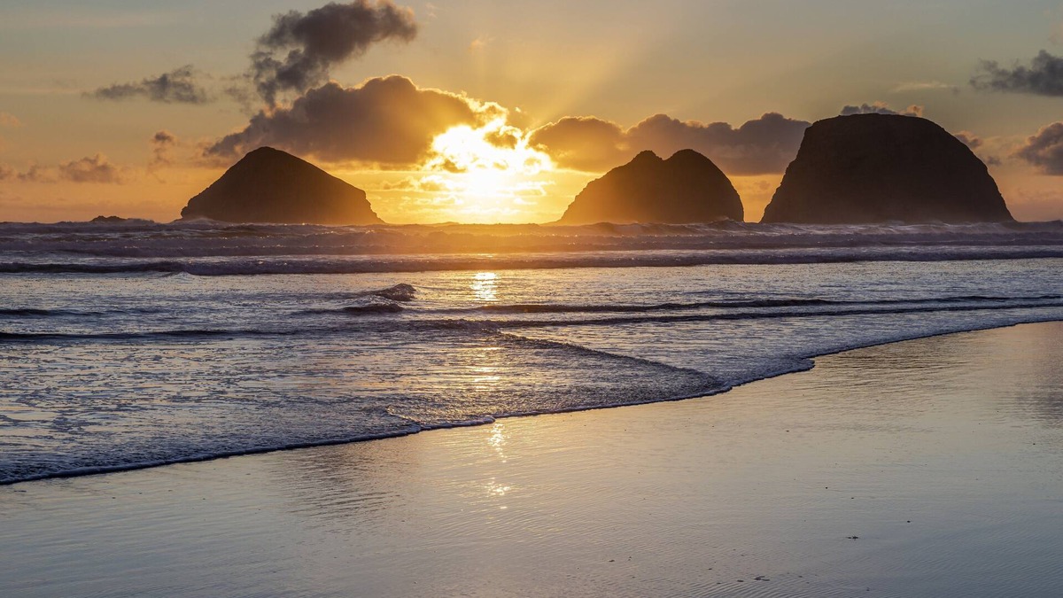 Oceanside House | Ocean view and less than a 5 minute drive to the beach!