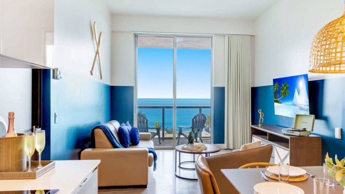 Hollywood Apartment | Ocean View Balcony– Rooftop Pool & Hot Tub+ Gym