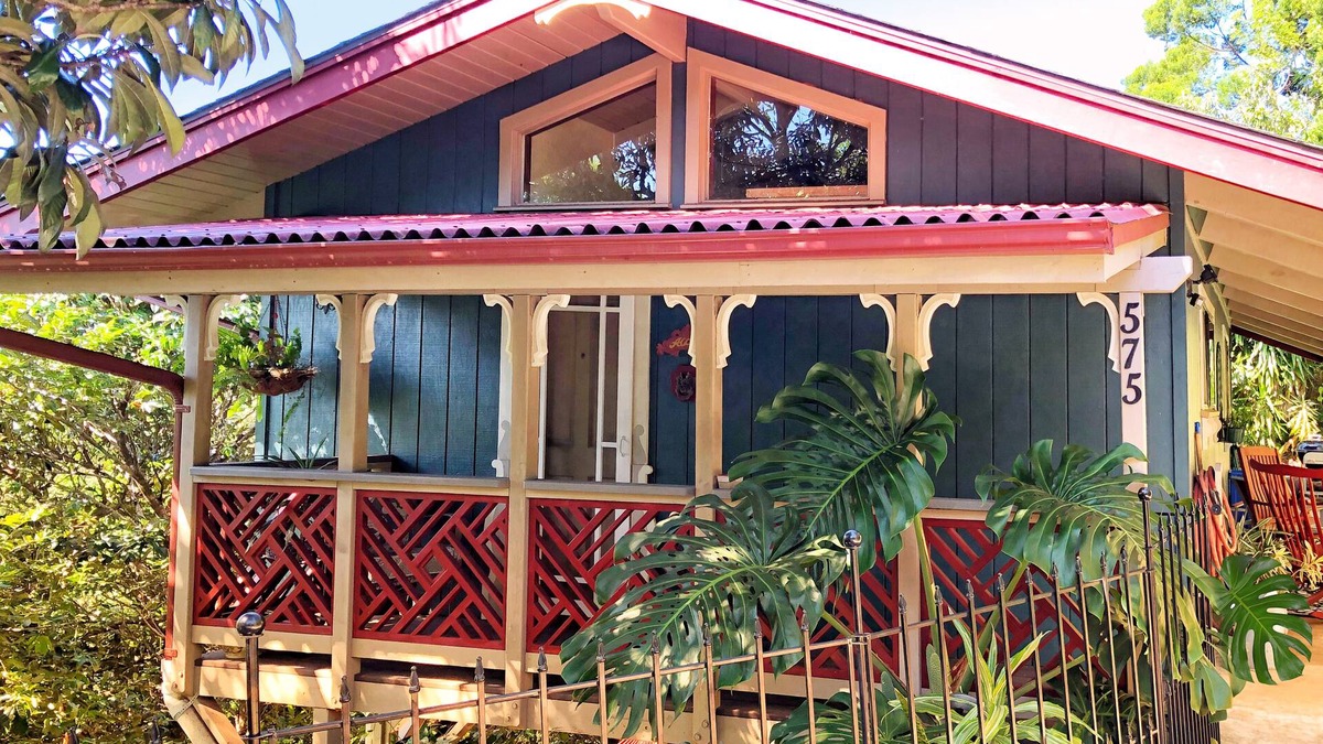 Pauwela Cottage | Ocean View Cabin located on Organic Coffee Farm with Hiking Trails