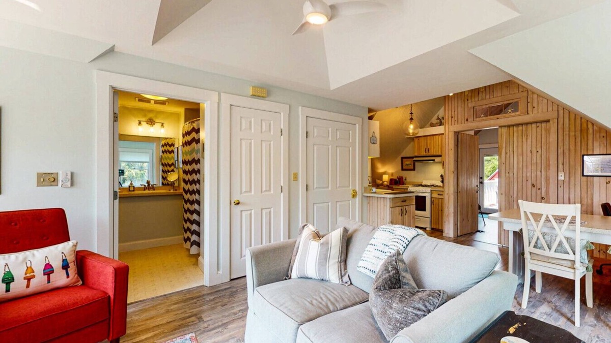Boothbay Harbor Apartment | Ocean View | Coastal Cottage Loft | Walk to Harbor