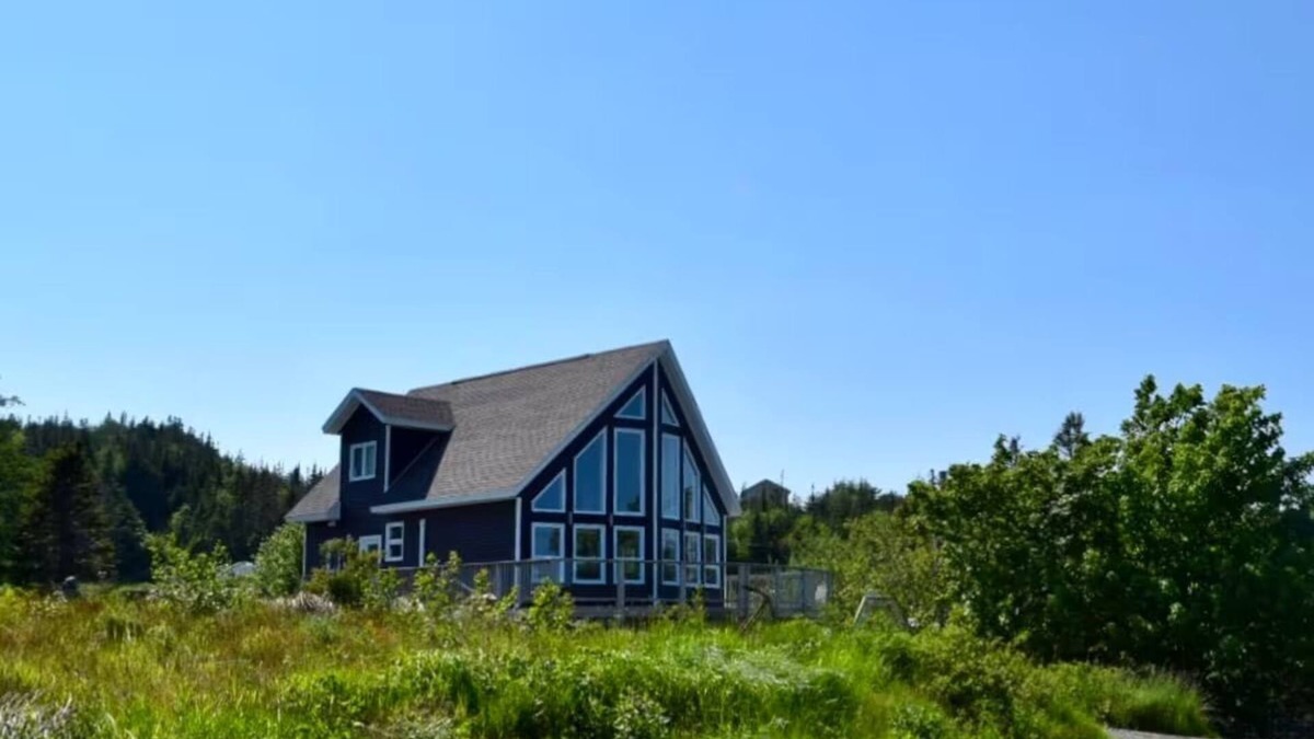 Brigus South Cottage | Ocean‑View Cottage w/Whale & Iceberg Spotting – 5 Min to East Coast Trail