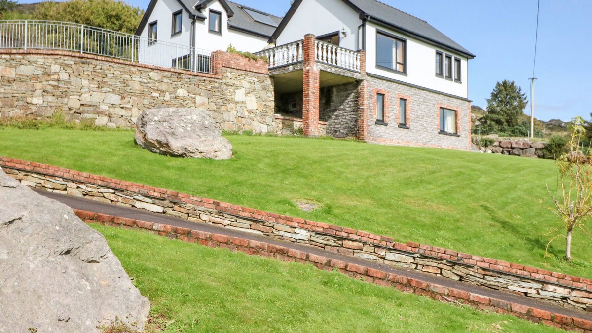 Ardnatrush Cottage | OCEAN VIEW, family friendly, with open fire in Adrigole, County Cork