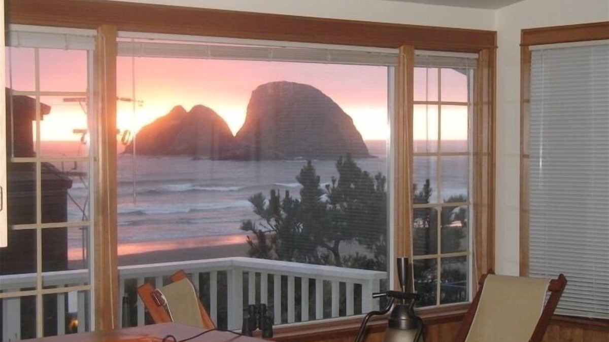Oceanside House | OCEAN VIEW FROM EVERY ROOM! ONE MINUTE WALK TO THE BEACH!