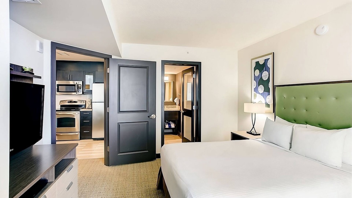 Northeast Virginia Beach Hotel | Ocean View Getaway in Virginia Beach! Outdoor Swimming Pool, Kitchenette!