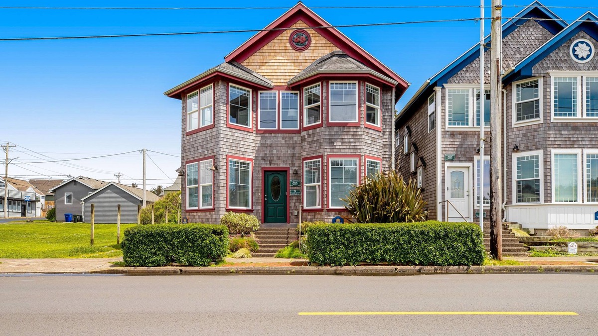 Newport House | Ocean view homes with hot tubs, enclosed yard, fireplace - 1 block to the beach