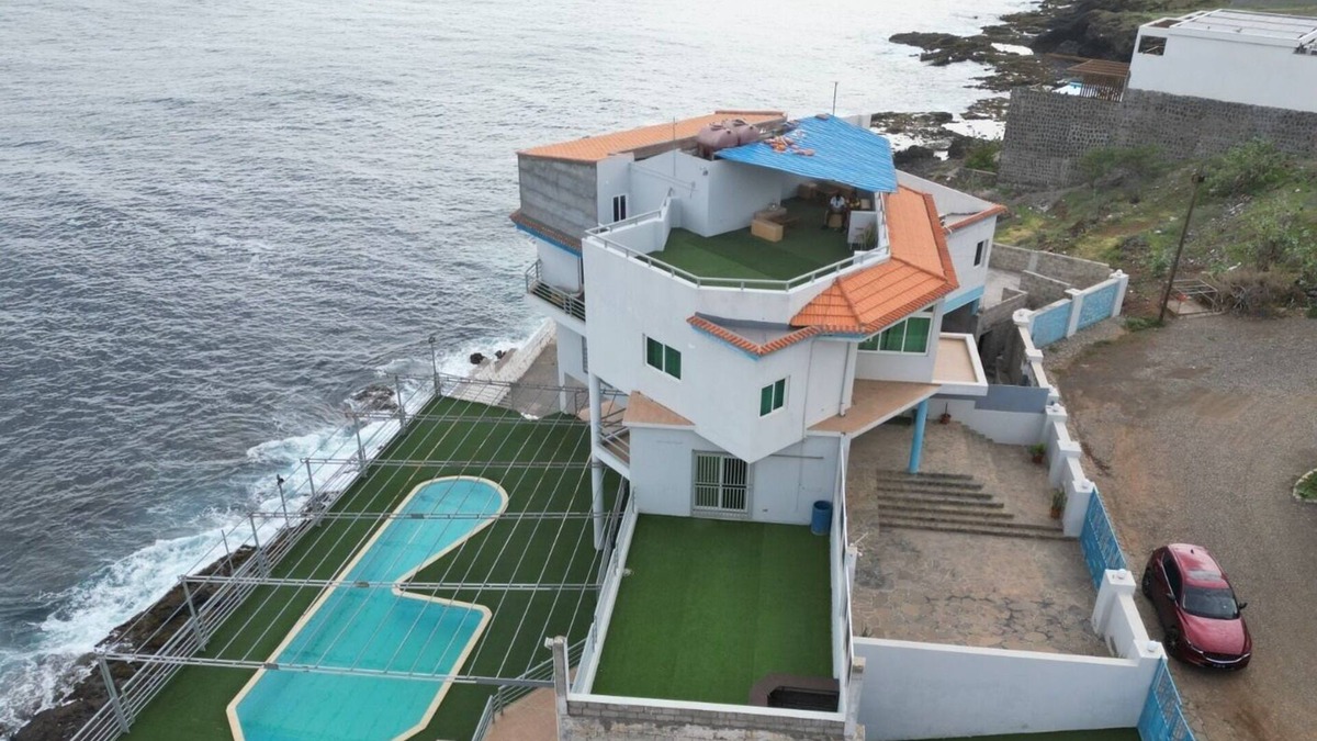 Praia House | OCEAN VIEW HOUSE IN A HILL SIDE