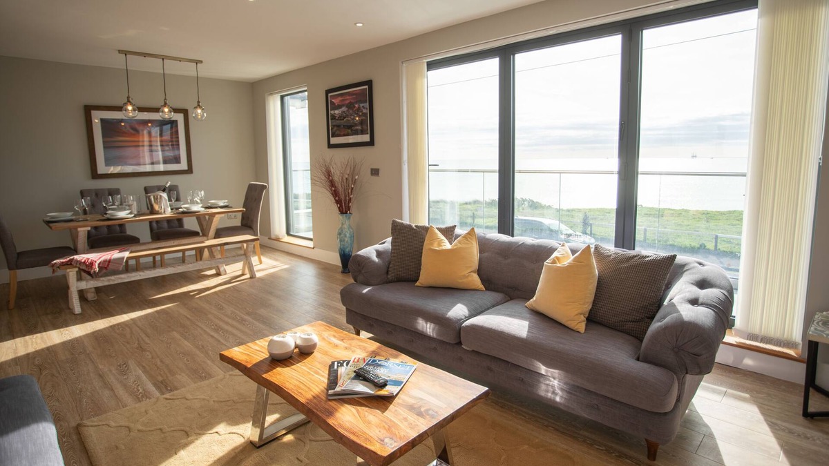 Southbourne House | Ocean View House with Jacuzzi