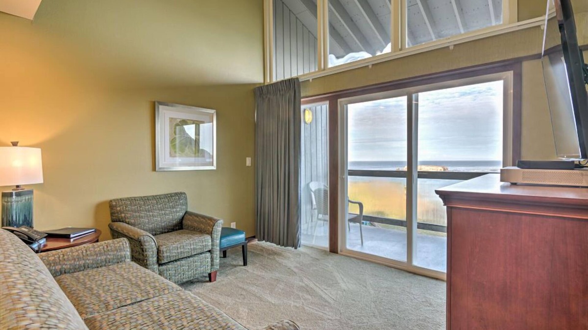 Otter Rock Apartment | Ocean-View Mini Suite with Queen Bed