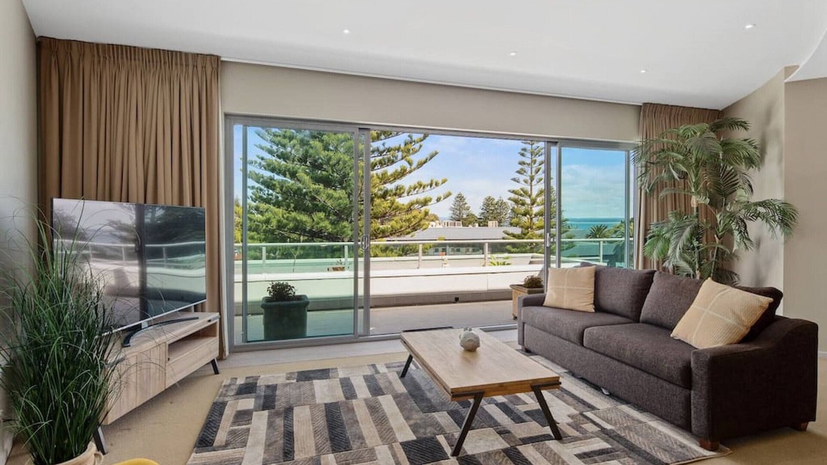 Cowes Apartment | Ocean View Penthouse by Ready Set Stay- Coastal Amazing Views & WIFI