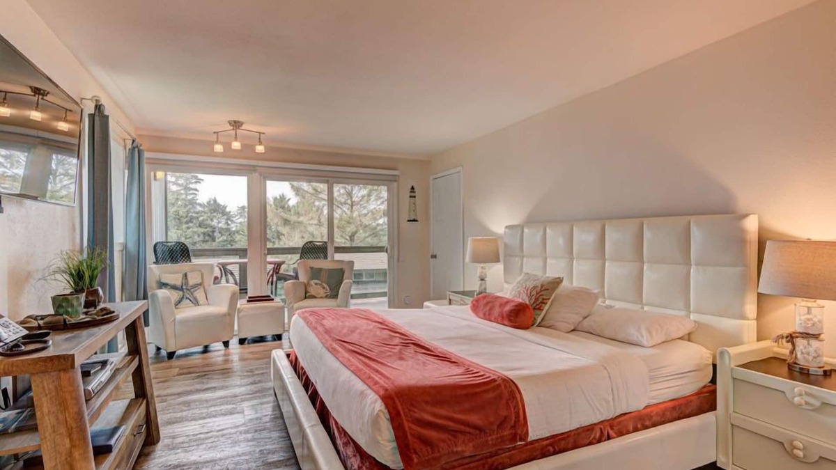 Otter Rock Apartment | Ocean-View Room with Private Deck
