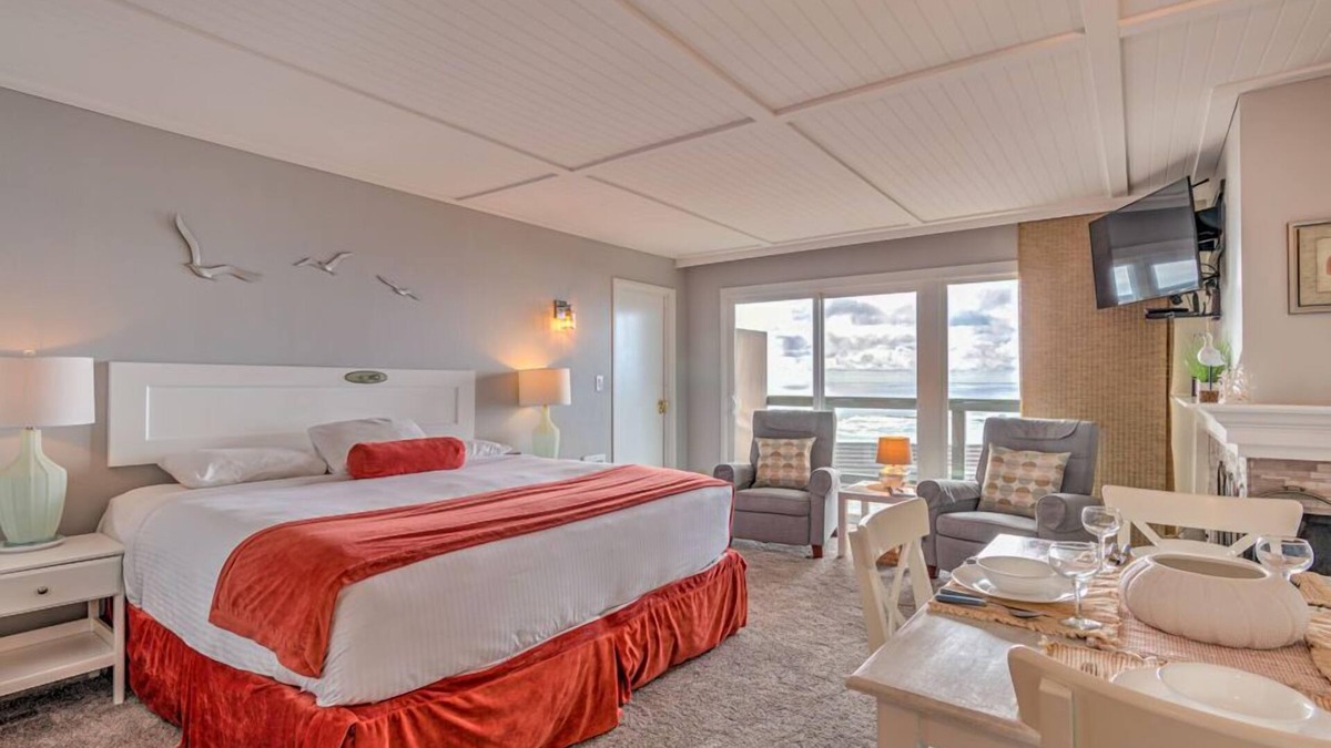 Otter Rock Apartment | Ocean View Studio with Full Kitchen and King Bed