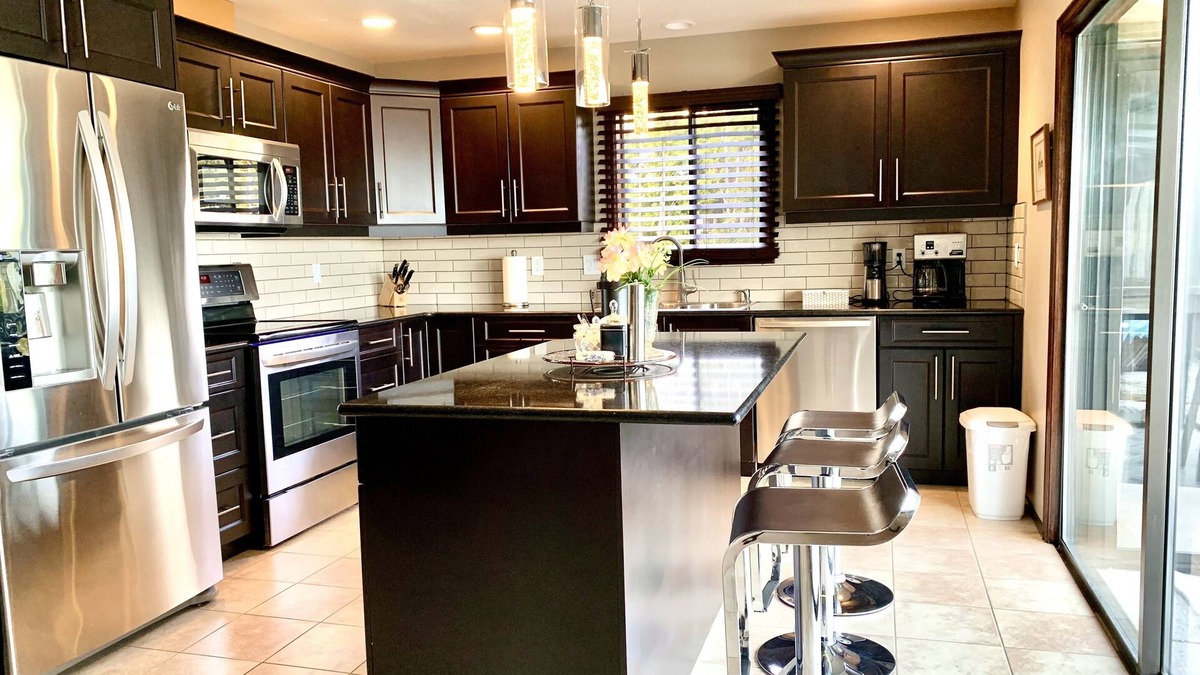 North Saanich House | Ocean-view villa, close to the airport and ferry. Perfect for family vacations.
