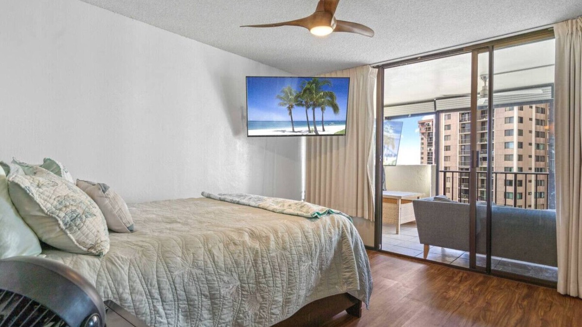 Aiea Apartment | Ocean View | Walk to Mall | Free Parking, W/D, AC