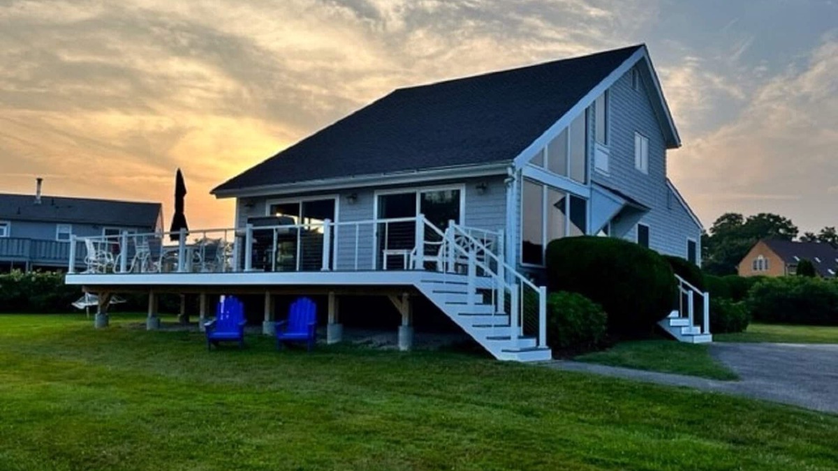 Eastward Look House | Ocean View! Walk to Beach! Air Conditioning! 3 King & 3 Queen Beds!
