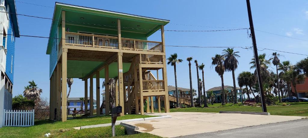 Galveston House | --OCEAN VIEWS ---3-MINUTE-WALK TO THE BEACH ---Near MOODY GARDENS -Schlitter Bahn -Pleasure Pier -Fishing Pier