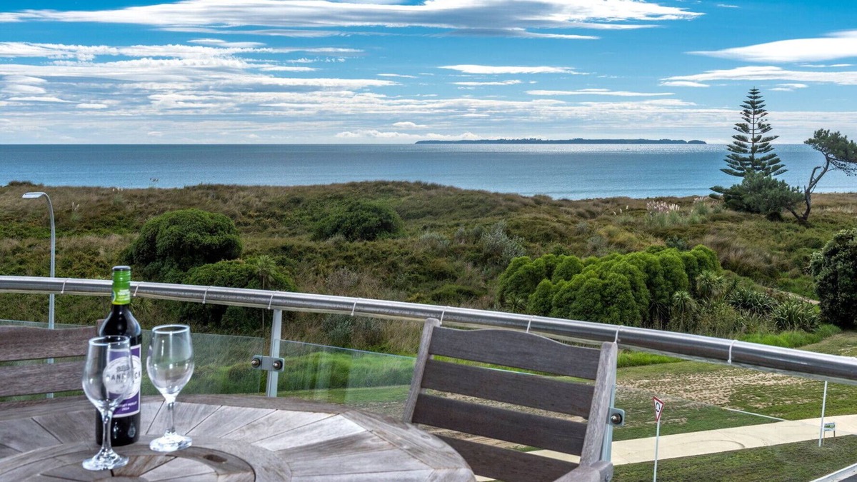 Papamoa Beach Cottage | OCEAN VIEWS AND BBQS - PAPAMOA HOLIDAY APARTMENT in Papamoa
