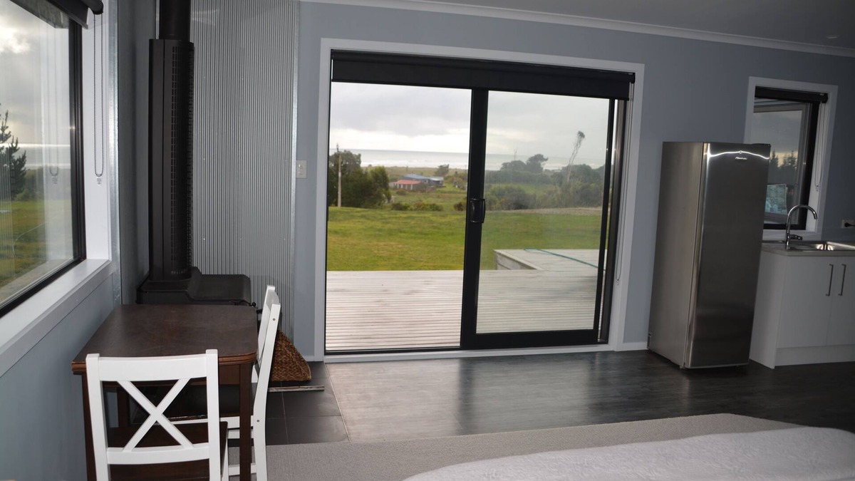 Hokitika Apartment | Ocean Views and Sunsets, a Spacious Studio Apartment