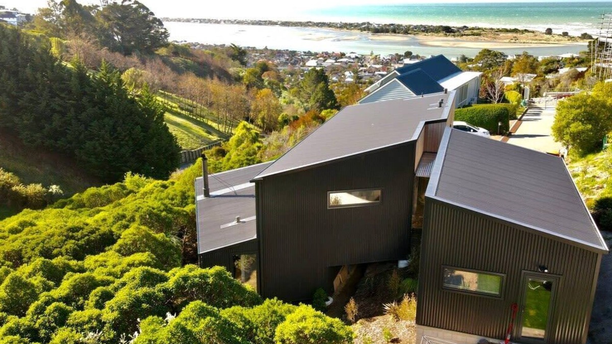 Redcliffs House | Ocean Views at Rapanui Lodge- 4BR Gem with Parking