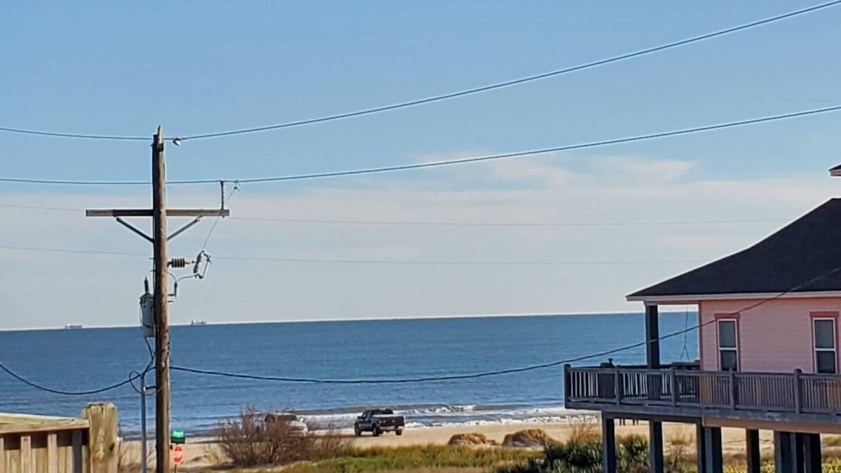 Crystal Beach House | Ocean views from 2 decks, steps away from the beach, kid friendly, wifi