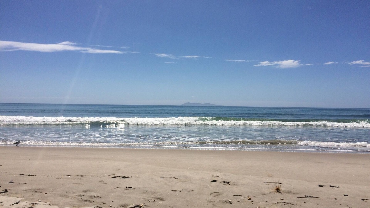Waihi Beach House | OCEAN VIEWS ON BROADWAY