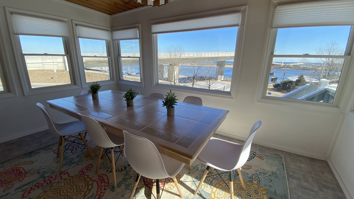 Highlands House | Ocean views, walk to beach, restaurants, music & park