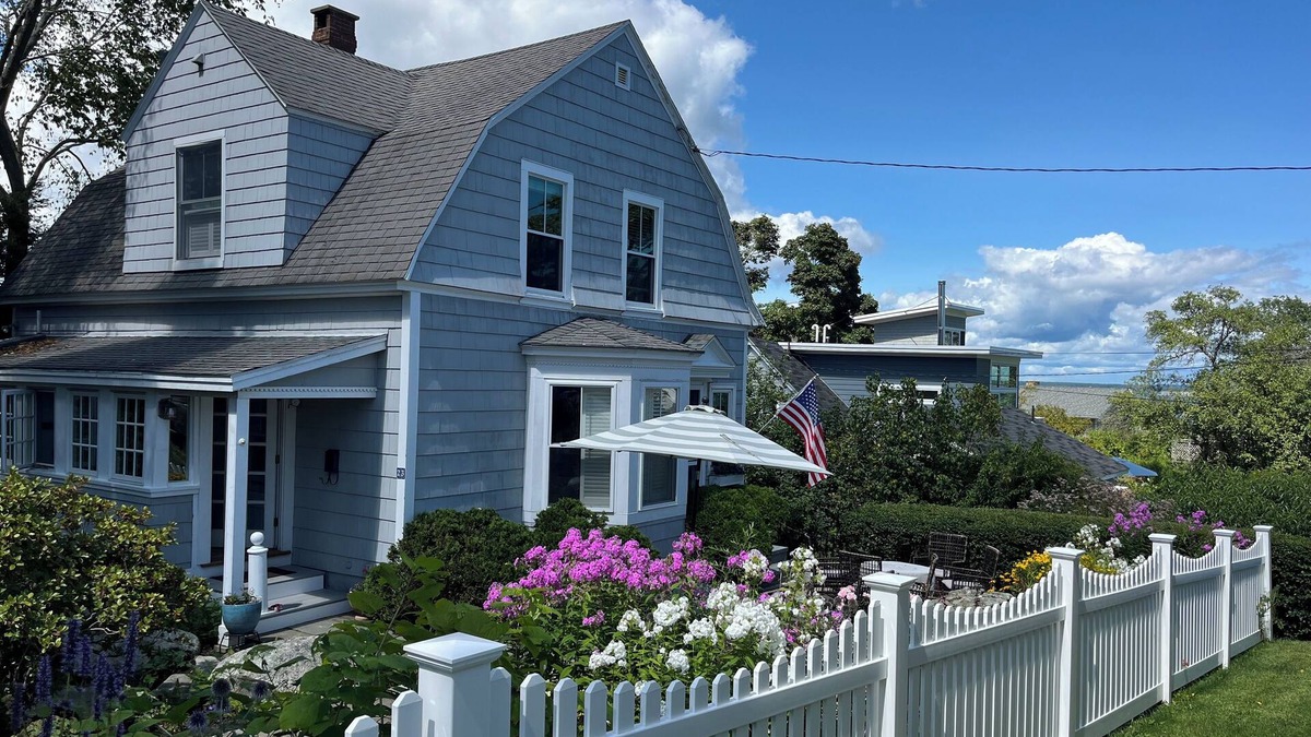 Loveitts Field House | OCEAN VIEWS! WILLARD BEACH Cottage~2 min walk to beach, 9 mins to Old Port.