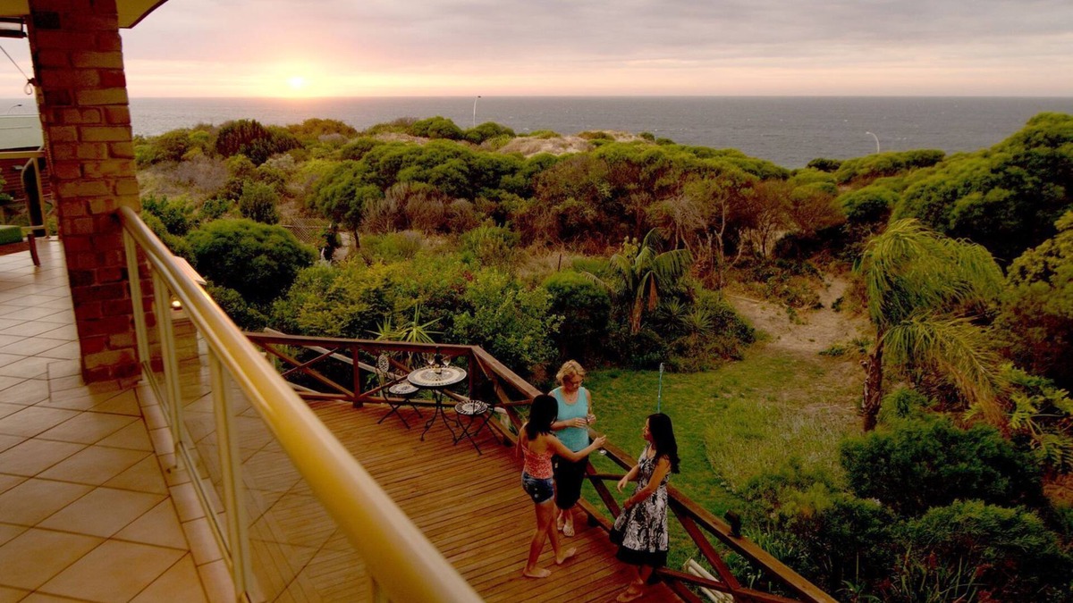 Warnbro House | Oceana Sunset - Beachfront family friendly holiday home with amazing ocean views