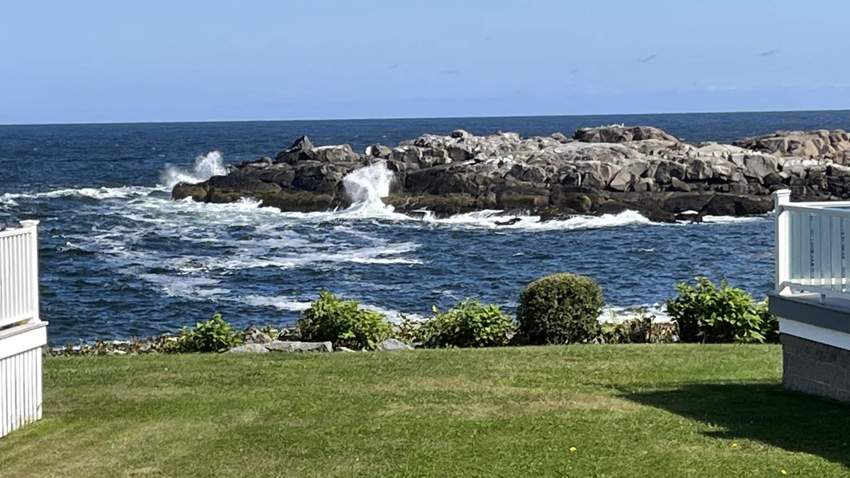 York Beach Cottage | Oceanfront 2 bedroom Cottage at Nubble Lighthouse
