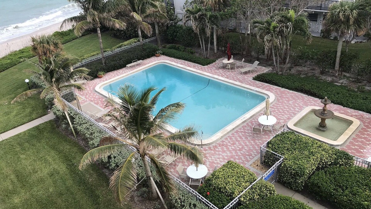 Central Beach Condo | Oceanfront 2B Gem .March-!.Aug.custom kitchen West Indies,decor Heated.Pool.