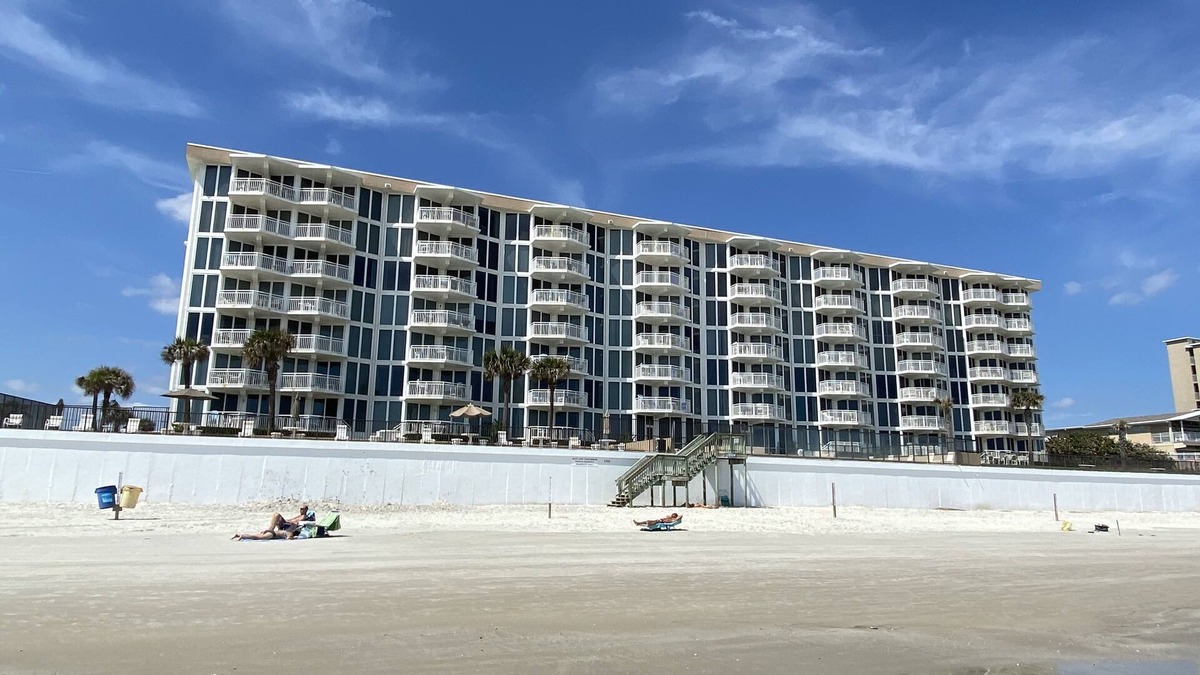 Halifax Estates House | OCEANFRONT 3BD-3B Condo - ground floor. Construction discount.
