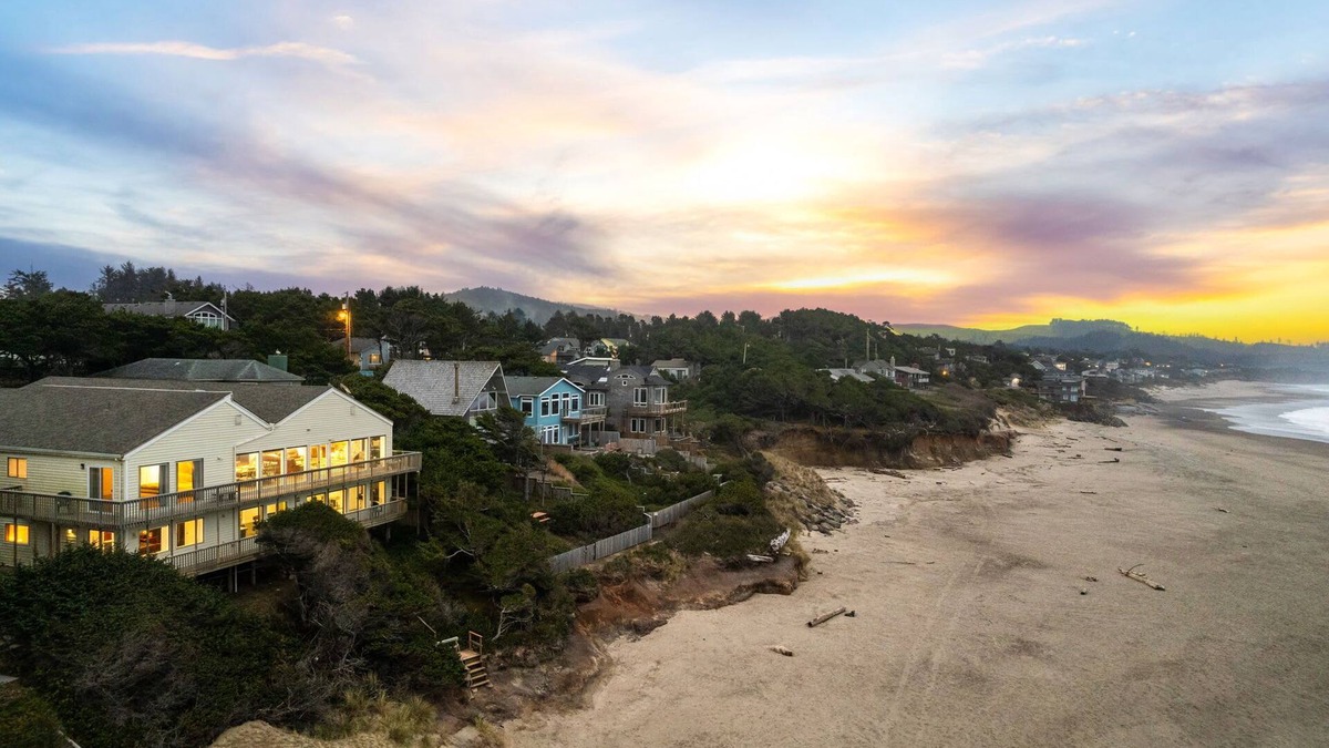 Lincoln Beach House | Oceanfront, 8 Bedrooms! | Azul Jewel