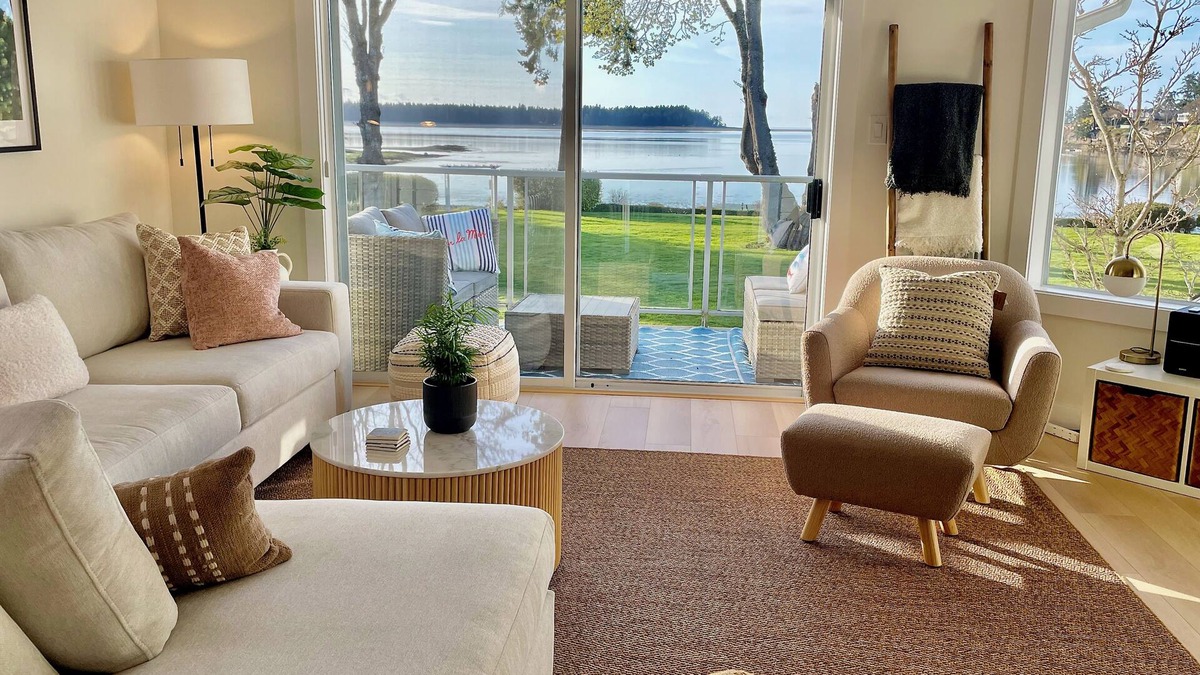 Regional District of Nanaimo Condo | Oceanfront, All New Reno, 2 King Bedrooms, 2 Bath, Pool&Hot tub, AC