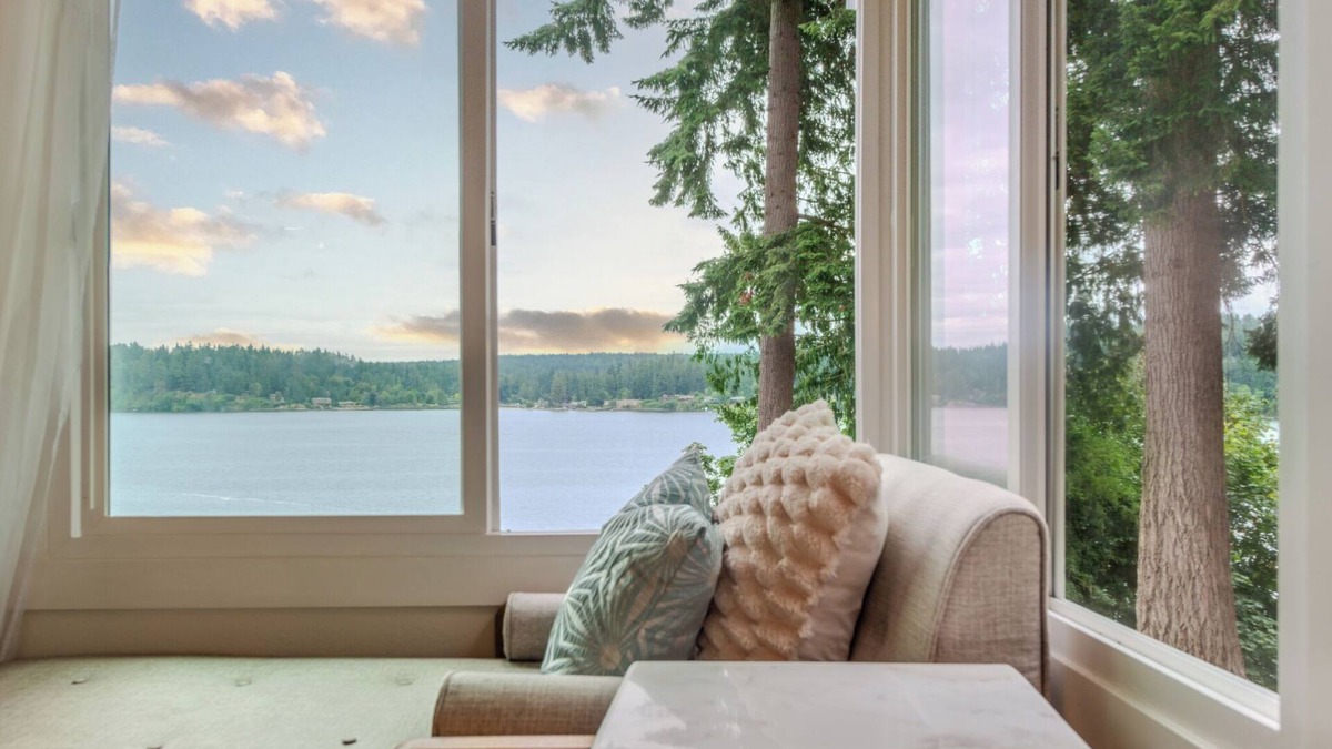 Rollingbay Cottage | Oceanfront boho cottage in Bremerton