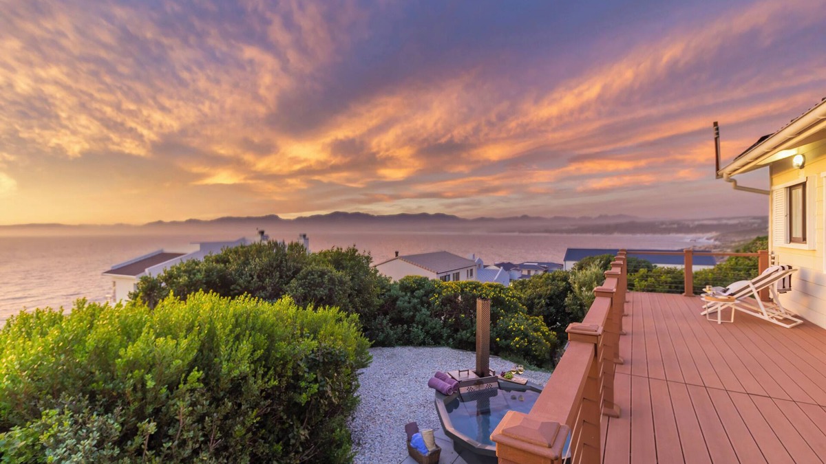 De Kelders House | Oceanfront bungalow 3 br 2ba WiFi, fireplace, modern kitchen, Solar with backup