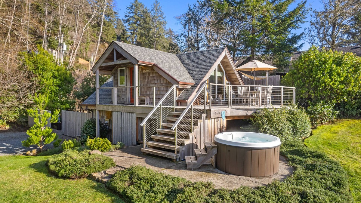 Neahkahnie Beach Cabin | Oceanfront Cabin with Private Hot Tub, Shoreline and Mountain Views