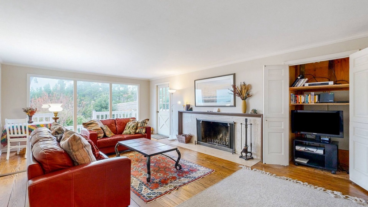 Klipsan Beach House | Oceanfront charmer with wood fireplace, games, & scenic deck - dog-friendly