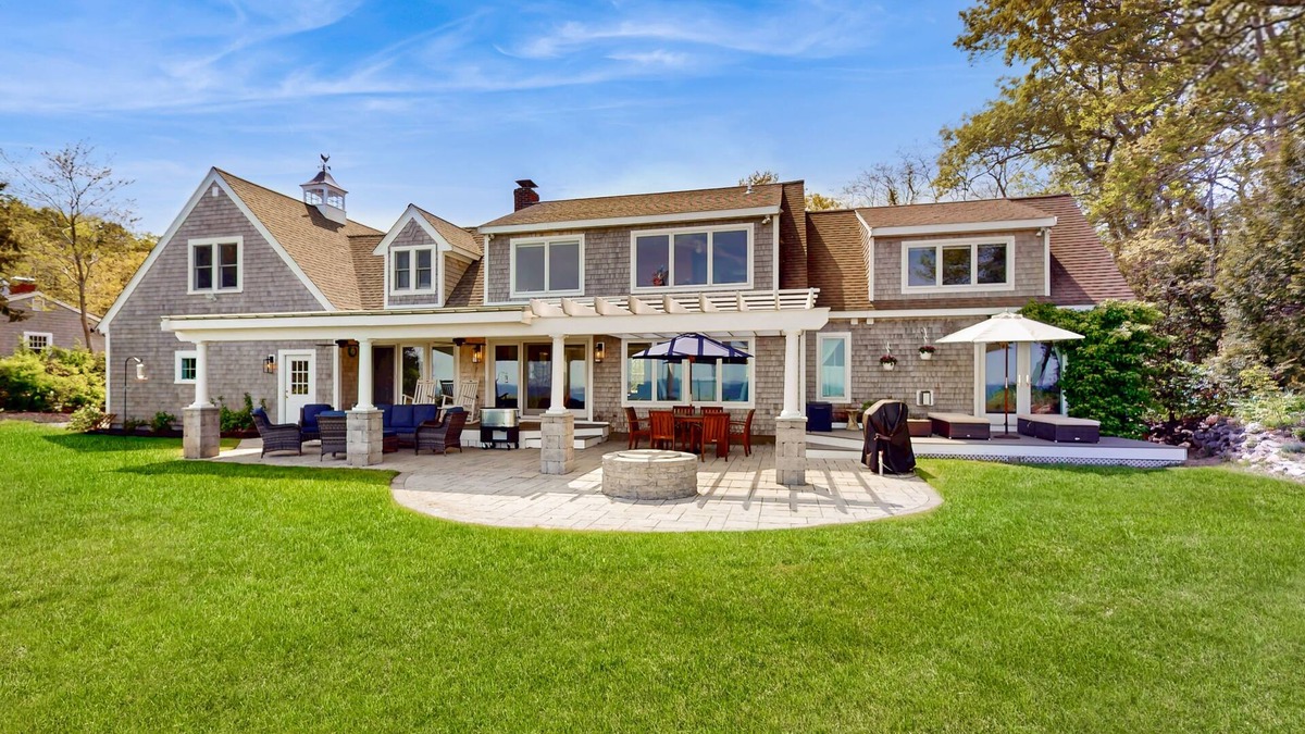 Plymouth House | Oceanfront charmer with deck, pergola, grill, full kitchen, telescope, & W/D