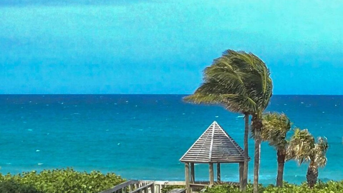 Juno Beach Condo | Oceanfront Condo 2Bed2Ba Heated Pool & Hot Tub Walk out to sand, sea, sunshine.