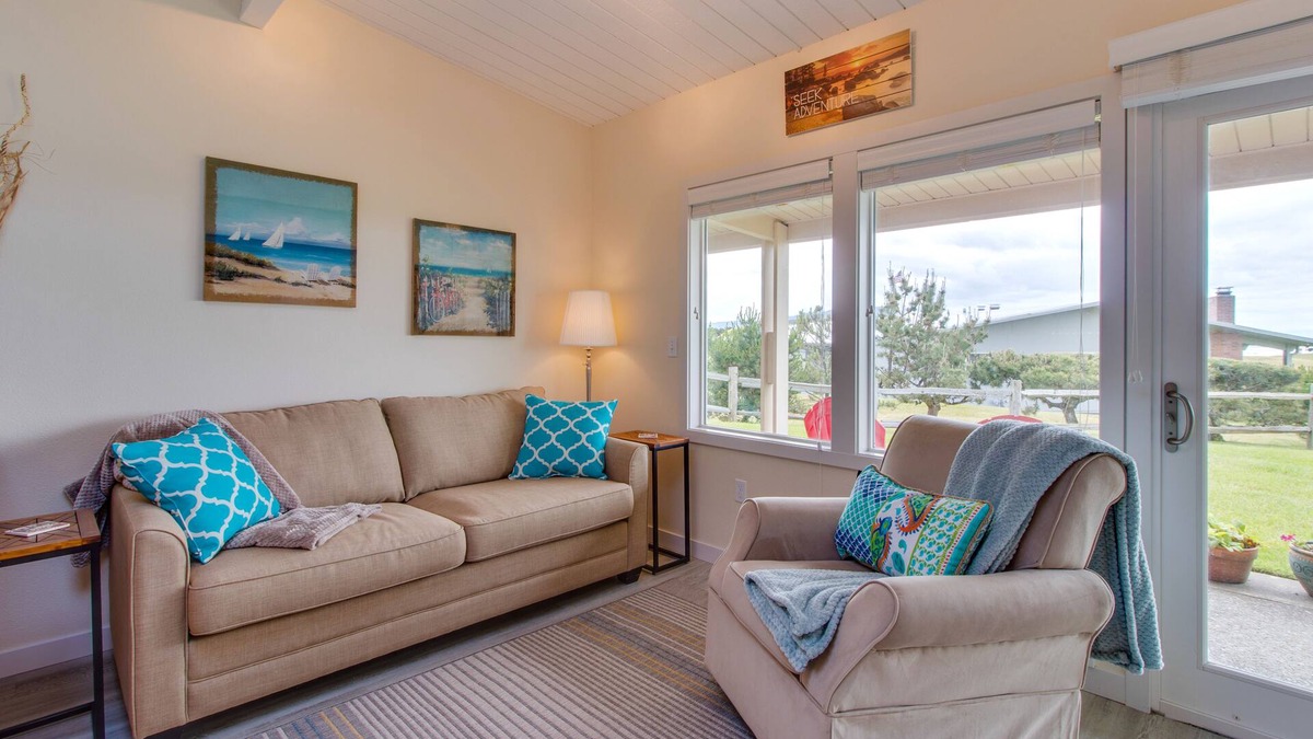 Gearhart Apartment | Oceanfront condo near Gearhart Golf Links - walk to beach - No pets